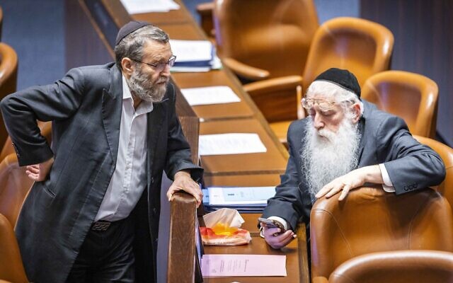 Le député Moshe Gafni, à gauche, avec son collègue Meir Porush de Yahadout HaTorah à la Knesset, le 22 juin 2022. (Crédit : Olivier Fitoussi/Flash90) Le député Moshe Gafni, à gauche, avec son collègue Meir Porush de Yahadout HaTorah à la Knesset, le 22 juin 2022. (Crédit : Olivier Fitoussi/Flash90)