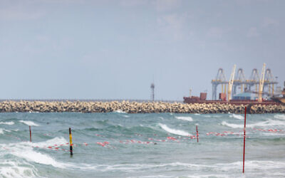 Un brise-lames sur une plage d'Ashdod, le 21 juin 2022 (Crédit : Nati Shohat/Flash90)