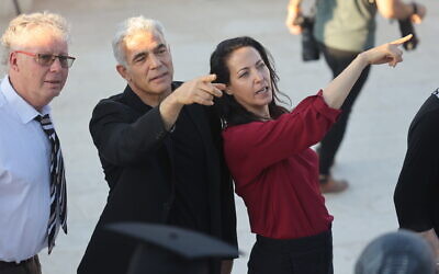 Le ministre des Affaires étrangères d'alors,  Yair Lapid et son épouse Lihi assistent à la cérémonie de remise de diplôme de leur fils à l'université d'Ariel, le 28 juin 2022. (Crédit :  Flash90 )