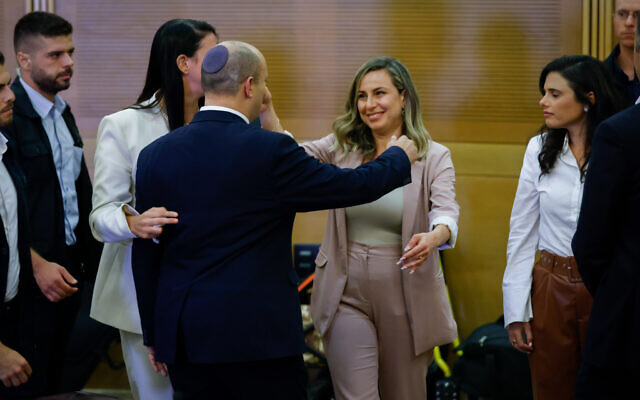 Le Premier ministre sortant Naftali Bennett après une conférence de presse au Parlement israélien au cours de laquelle il a annoncé qu'il ne se présenterait pas aux prochaines élections en présence d'Ayelet Shaked, la nouvelle chef du parti Yamina, à droite, et Stella Weinstein, la présidente sortante de Yamina, au centre, le 29 juin 2022. (Crédit: Olivier Fitoussi/Flash90) Le Premier ministre sortant Naftali Bennett après une conférence de presse au Parlement israélien au cours de laquelle il a annoncé qu'il ne se présenterait pas aux prochaines élections en présence d'Ayelet Shaked, la nouvelle chef du parti Yamina, à droite, et Stella Weinstein, la présidente sortante de Yamina, au centre, le 29 juin 2022. (Crédit: Olivier Fitoussi/Flash90)