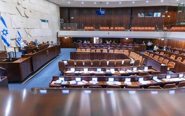 Des législateurs lors du plénum de la Knesset à Jérusalem, le 30 juin 2022. (Crédit: Olivier Fitoussi/Flash90) Des législateurs lors du plénum de la Knesset à Jérusalem, le 30 juin 2022. (Crédit: Olivier Fitoussi/Flash90)