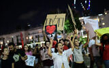 Des Israéliens manifestant contre la flambée des prix de l'immobilier à Tel Aviv et le coût de la vie, le 2 juillet 2022. (Crédit : Tomer Neuberg/Flash90)