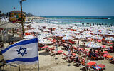 Les Israéliens profitant de la plage de Tel Aviv par une chaude journée, le 9 juillet 2022. (Crédit : Avshalom Sassoni/Flash90)