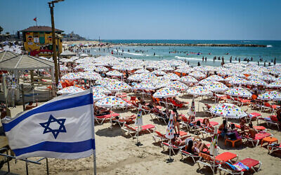 Les Israéliens profitant de la plage de Tel Aviv par une chaude journée, le 9 juillet 2022. (Crédit : Avshalom Sassoni/Flash90)