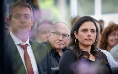La ministre de l'Intérieur Ayelet Shaked, à droite, et le ministre des Communications Yoaz Hendel lors d'une cérémonie commémorative d'État pour l'ancien premier ministre Yitzhak Shamir, au cimetière du Mont Herzl à Jérusalem, le 10 juillet 2022. (Crédit : Olivier Fitoussi/Flash90)