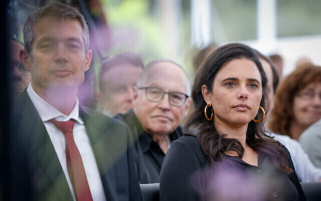 La ministre de l'Intérieur Ayelet Shaked, à droite, et le ministre des Communications Yoaz Hendel lors d'une cérémonie commémorative d'État pour l'ancien premier ministre Yitzhak Shamir, au cimetière du Mont Herzl à Jérusalem, le 10 juillet 2022. (Crédit : Olivier Fitoussi/Flash90)