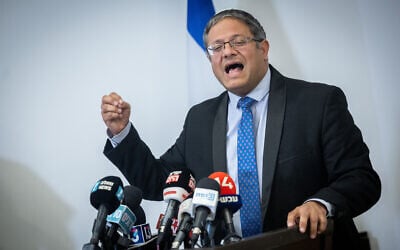 Le leader du parti Otzma Yehudit, Itamar Ben Gvir, s'exprimant lors d'une conférence de presse en vue des prochaines élections, à Jérusalem, le 11 juillet 2022. (Crédit : Yonatan Sindel/Flash90)