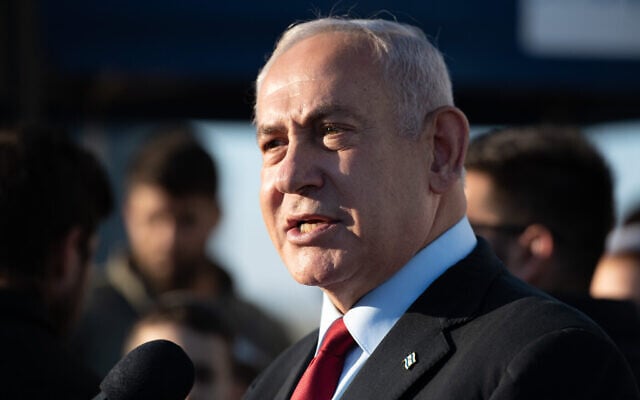 Le leader de l'opposition Benjamin Netanyahu lors d'une cérémonie d'inauguration d'un nouveau quartier à Beit El, en Cisjordanie, le 12 juillet 2022. (Crédit : Sraya Diamant/Flash90) Le leader de l'opposition Benjamin Netanyahu lors d'une cérémonie d'inauguration d'un nouveau quartier à Beit El, en Cisjordanie, le 12 juillet 2022. (Crédit : Sraya Diamant/Flash90)