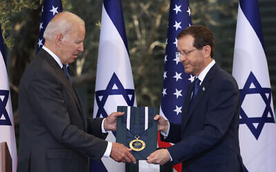 Le président Isaac Herzog remet la médaille d'honneur présidentielle israélienne au président américain Joe Biden à la résidence du président à Jérusalem. le 14 juillet 2022. (Crédit : Yonatan Sindel/Flash90)