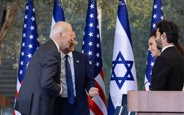Le président américain Joe Biden, le président Isaac Herzog, la chanteuse Yuval Dayan et le chanteur Ran Dankner lors d'une cérémonie à la résidence du président à Jérusalem, le 14 juillet 2022. (Crédit : Yonatan Sindel/Flash90) Le président américain Joe Biden, le président Isaac Herzog, la chanteuse Yuval Dayan et le chanteur Ran Dankner lors d'une cérémonie à la résidence du président à Jérusalem, le 14 juillet 2022. (Crédit : Yonatan Sindel/Flash90)