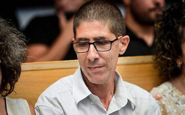 Rami Yogev, ex-responsable de la sécurité d'El Al, condamné pour son rôle dans un réseau de trafic de drogue, arrive pour le prononcé de sa peine au tribunal de Tel Aviv, le 19 juillet 2022. (Crédit : Avshalom Sassoni/Flash90) Rami Yogev, ex-responsable de la sécurité d'El Al, condamné pour son rôle dans un réseau de trafic de drogue, arrive pour le prononcé de sa peine au tribunal de Tel Aviv, le 19 juillet 2022. (Crédit : Avshalom Sassoni/Flash90)