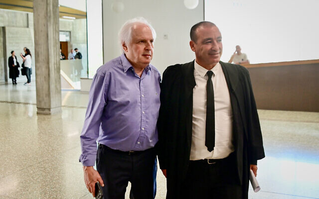L'homme d'affaires israélien Shaul Elovitch après une audience de la Cour dans l'affaire Bezeq, au tribunal de Tel Aviv, le 20 juillet 2022. (Crédit : Avshalom Sassoni/Flash90) L'homme d'affaires israélien Shaul Elovitch après une audience de la Cour dans l'affaire Bezeq, au tribunal de Tel Aviv, le 20 juillet 2022. (Crédit : Avshalom Sassoni/Flash90)