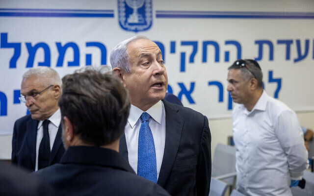 Le leader de l'opposition et ancien Premier ministre Benjamin Netanyahu arrivant pour témoigner devant la commission d'enquête sur la catastrophe de Meron, à Jérusalem, le 21 juillet 2022. (Crédit : Yonatan Sindel/Flash90) Le leader de l'opposition et ancien Premier ministre Benjamin Netanyahu arrivant pour témoigner devant la commission d'enquête sur la catastrophe de Meron, à Jérusalem, le 21 juillet 2022. (Crédit : Yonatan Sindel/Flash90)