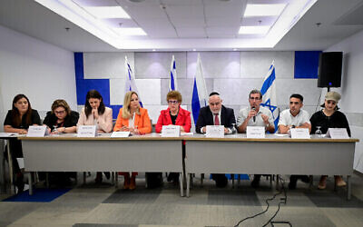 Les membres du Forum sur les garderies subventionnées tiennent une conférence de presse au village de Hamacabia, à Ramat Gan, le 24 juillet 2022. (Crédit : Avshalom Sassoni/Flash90)
