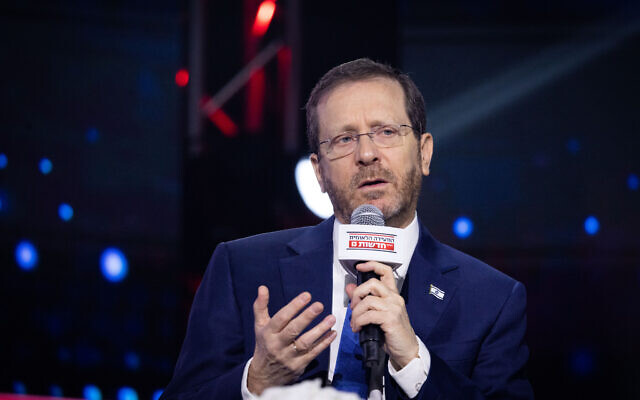 Le président israélien Isaac Herzog lors d'une conférence organisée par la Treizième chaîne à Jérusalem, le 26 juillet 2022. (Crédit : Yonatan Sindel/Flash90) Le président israélien Isaac Herzog lors d'une conférence organisée par la Treizième chaîne à Jérusalem, le 26 juillet 2022. (Crédit : Yonatan Sindel/Flash90)