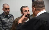 Ahmad Rashdan lors de sa comparution devant le tribunal de Tel-Aviv, le 31 juillet 2022. (Crédit : Avshalom Sassoni/Flash90)