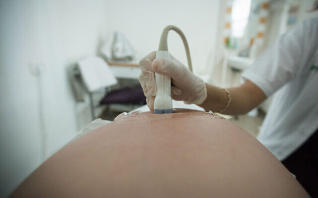 Une femme enceinte subissant une échographie. Illustration. (Crédit : Chen Leopold/Flash90)