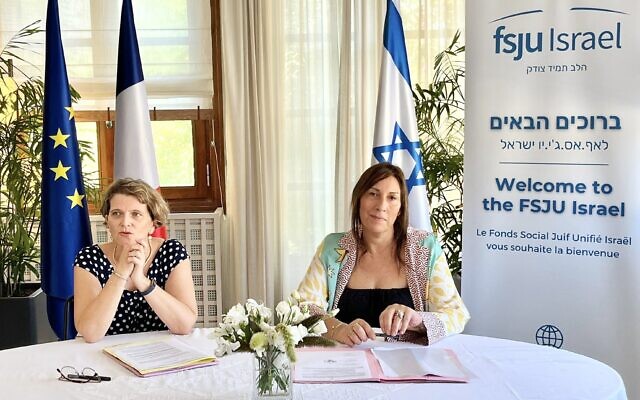 La Consule Générale Florence Mayol-Dupont et Myriam Fedida, directrice du FSJU Israël, lors de la signature le 18 juillet 2022 d’une nouvelle subvention du Consulat général de France à Tel Aviv en faveur du FSJU Israël. (Crédit : Ambassade de France en Israël) La Consule Générale Florence Mayol-Dupont et Myriam Fedida, directrice du FSJU Israël, lors de la signature le 18 juillet 2022 d’une nouvelle subvention du Consulat général de France à Tel Aviv en faveur du FSJU Israël. (Crédit : Ambassade de France en Israël)