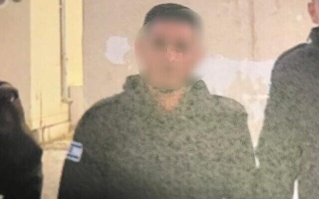 Shehadeh Abu Alqian, 25 ans, accusé d'espionnage pour un groupe terroriste basé à Gaza, est vu portant un uniforme militaire israélien en mai 2022. (Crédit: Courtoisie) Shehadeh Abu Alqian, 25 ans, accusé d'espionnage pour un groupe terroriste basé à Gaza, est vu portant un uniforme militaire israélien en mai 2022. (Crédit: Courtoisie)