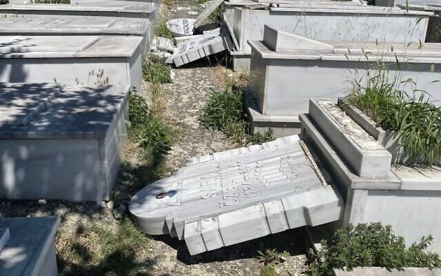 36 tombes profanées dans le plus grand cimetière juif d'Istanbul, le 15 juillet 2022. (Crédit : Twitter) 36 tombes profanées dans le plus grand cimetière juif d'Istanbul, le 15 juillet 2022. (Crédit : Twitter)