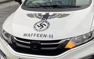 Un véhicule arborant des symboles nazis  garé près du consulat d'Israël à Chengdu, en Chine. (Crédit : Twitter)