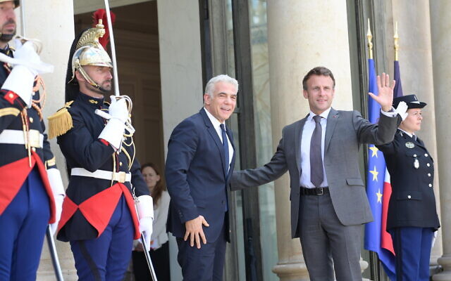 Le Premier ministre Yaïr Lapid et le président français Emmanuel Macron au palais de l'Élysée à Paris, le 5 juillet 2022. (Crédit : Amos Ben-Gershom / GPO) Le Premier ministre Yaïr Lapid et le président français Emmanuel Macron au palais de l'Élysée à Paris, le 5 juillet 2022. (Crédit : Amos Ben-Gershom / GPO)