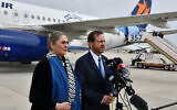 Illustration -- Le président Isaac Herzog, aux cotés de son épouse, s'adresse aux journalistes avant son départ pour une visite en Turquie, le 9 mars 2022. (Crédit: Haim Zach/GPO)