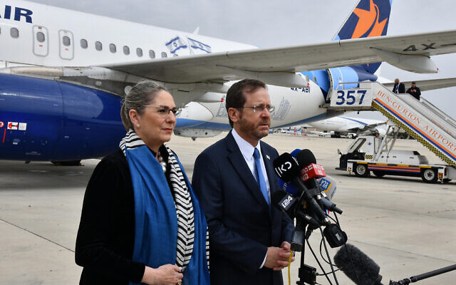 Illustration -- Le président Isaac Herzog, aux cotés de son épouse, s'adresse aux journalistes avant son départ pour une visite en Turquie, le 9 mars 2022. (Crédit: Haim Zach/GPO) Illustration -- Le président Isaac Herzog, aux cotés de son épouse, s'adresse aux journalistes avant son départ pour une visite en Turquie, le 9 mars 2022. (Crédit: Haim Zach/GPO)