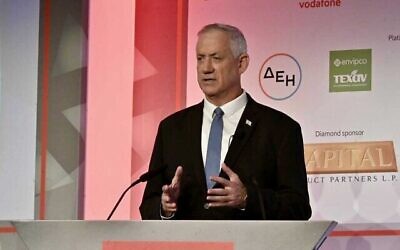 Le ministre de la Défense Benny Gantz lors de la conférence "Economist Government Roundtable" en Grèce, le 5 juillet 2022. (Crédit : Ariel Hermoni/Defense Ministry)