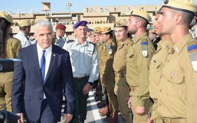 Le Premier ministre, Yair Lapid, assistant à une cérémonie de remise de diplômes aux officiers de Tsahal à Bahad 1, l'école des officiers de Tsahal dans le sud d'Israël. (Crédit : GPO/Amos Ben Gershom)