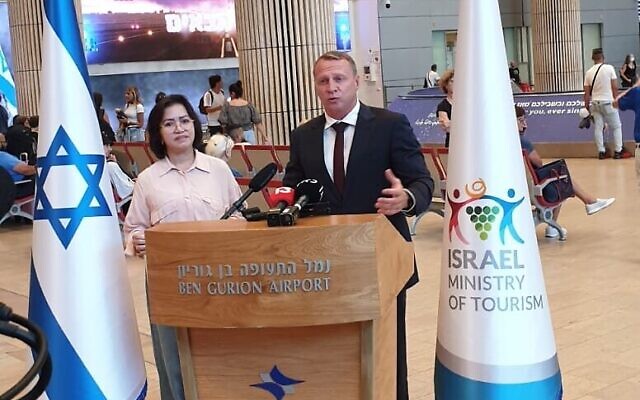 Le ministre du Tourisme Yoel Razvozov, à droite, avec Belinda Desoyo Lee Marcelo, le millionième touriste à visiter Israël en 2022, à l'aéroport Ben Gurion, le 10 juillet 2022. (Crédit : Ministère du Tourisme) Le ministre du Tourisme Yoel Razvozov, à droite, avec Belinda Desoyo Lee Marcelo, le millionième touriste à visiter Israël en 2022, à l'aéroport Ben Gurion, le 10 juillet 2022. (Crédit : Ministère du Tourisme)