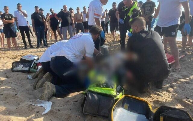 Des secouristes tentent de réanimer un homme qui s'est noyé au large de la côte de Rosh Hanikra, dans le nord d'Israël, le 11 juillet 2022. (Crédit : Magen David Adom)