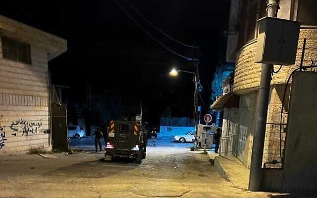 Les soldats israéliens arrêtent des suspects palestiniens en Cisjordanie, le 27 juillet 2022. (Crédit : Police des frontières) Les soldats israéliens arrêtent des suspects palestiniens en Cisjordanie, le 27 juillet 2022. (Crédit : Police des frontières)