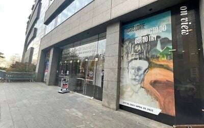 Façade du Musée du patrimoine juif à New York, en décembre 2021. (Crédit : Danielle Ziri)