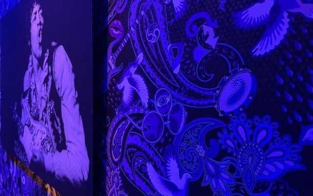La couverture de l'album "Paisley Park" de Prince, à "Paisley, un motif princier", une nouvelle exposition au Musée d'art islamique de Jérusalem. (Crédit : Autorisation de Shai Ben Efraim)