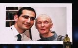 Le docteur (en bas à droite), co-directeur de la nouvelle branche de l'Institut Jane Goodall, lors de la 50e conférence annuelle de la Société d'Ecologie et de Sciences environnementales israélienne avec une photo le représentant, derrière, aux côtés de Jane Goodall, à Tel Aviv, le 7 juillet 2022. (Crédit : Sue Surkes/Times of Israel))
