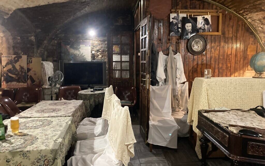 L'intérieur du Giero Pub, à Budapest, le 12 mai 2022. (Crédit : Yaakov Schwartz/Times of Israel) 