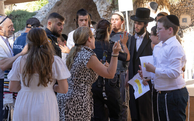 Des jeunes ultra-orthodoxes interrompent une cérémonie de bar-mitsva dans la section égalitaire du Mur occidental, le 30 juin 2022. (Crédit: Laura Ben-David) Des jeunes ultra-orthodoxes interrompent une cérémonie de bar-mitsva dans la section égalitaire du Mur occidental, le 30 juin 2022. (Crédit: Laura Ben-David)