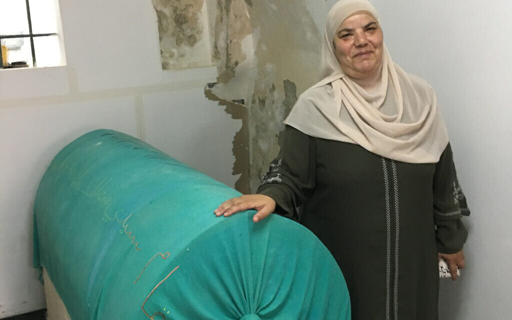 Maysoon al-Maslohi à proximité de la tombe supposée d'Abu Madyan dans la Zawiya al-Magharba près de Bab al-Silsila dans la Vieille Ville de Jérusalem. (Crédit : Matthew Teller)