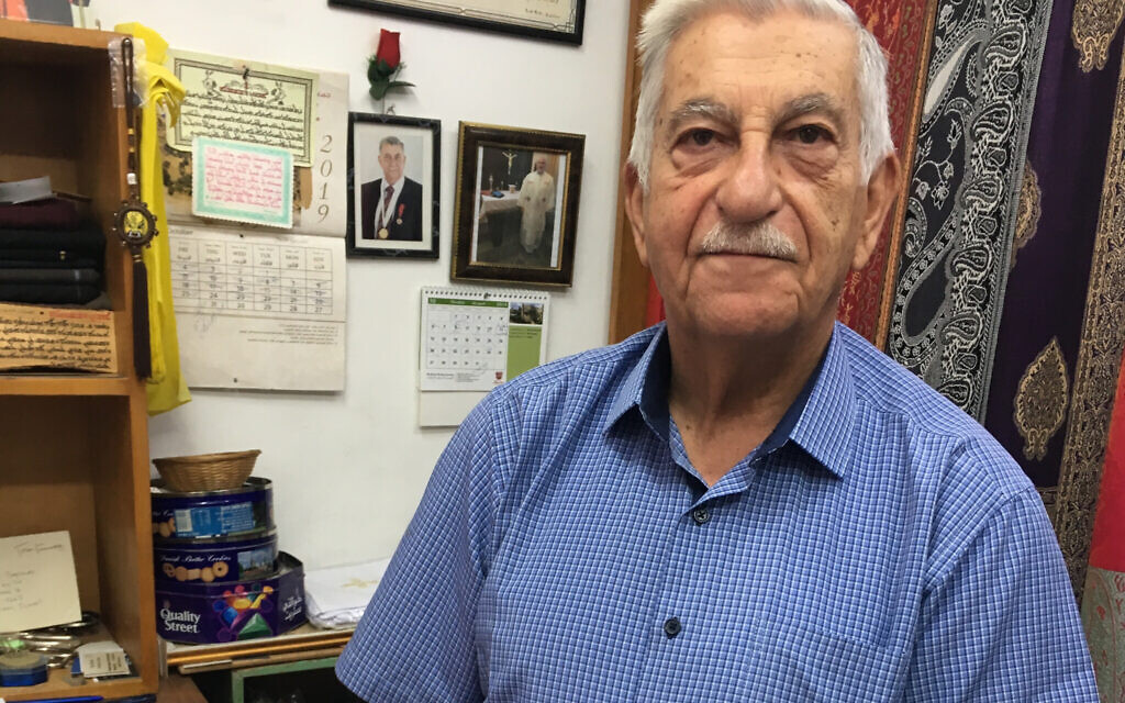 Sami Barsoum, mukhtar de la communauté syriaque orthodoxe, dans la Vieille Ville de Jérusalem. (Crédit : Matthew Teller)