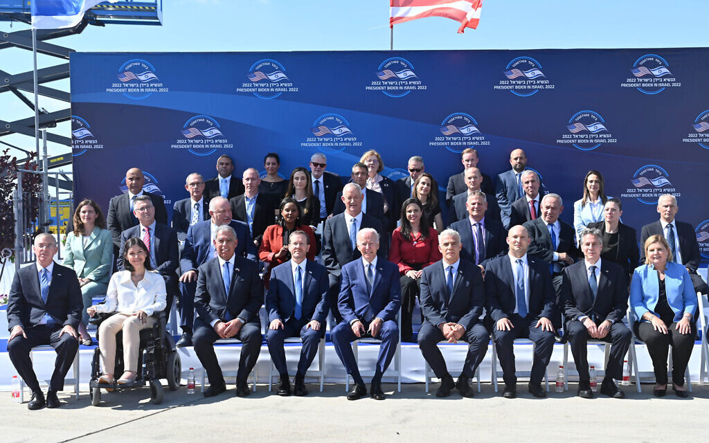 Le président américain en photo de groupe avec des responsables israéliens et américains, sur le tarmac à Ben Gurion, le 13 juillet 2022. (Crédit : Kobi Gideon / GPO)