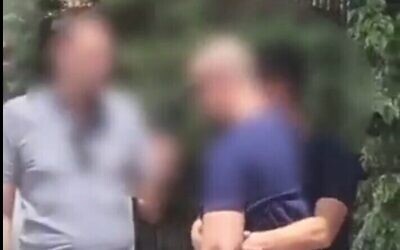 Capture d'écran d'une vidéo montrant un suspect en train de reconstituer pour la police comment il a essayé d'enlever une adolescente et de la faire entrer de force dans le coffre de sa voiture, le 11 juillet 2022. (Crédit : Twitter)