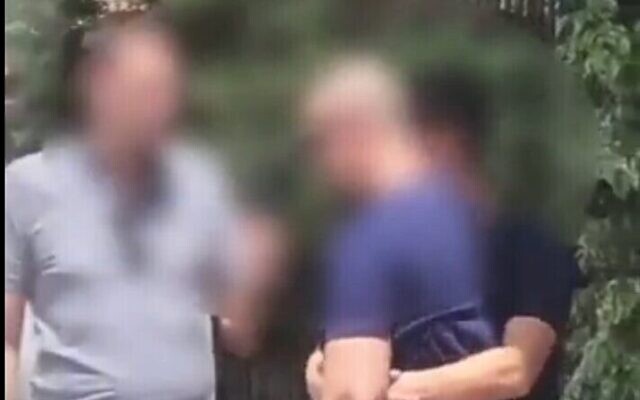 Capture d'écran d'une vidéo montrant un suspect en train de reconstituer pour la police comment il a essayé d'enlever une adolescente et de la faire entrer de force dans le coffre de sa voiture, le 11 juillet 2022. (Crédit : Twitter) Capture d'écran d'une vidéo montrant un suspect en train de reconstituer pour la police comment il a essayé d'enlever une adolescente et de la faire entrer de force dans le coffre de sa voiture, le 11 juillet 2022. (Crédit : Twitter)