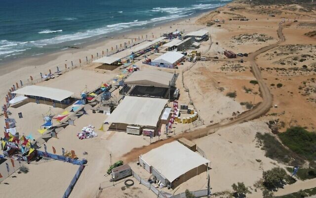 Vue aérienne du complexe des Maccabiades sur la plage de Poleg, à Netanya, le 11 juillet 2022. La route d’accès à travers les dunes se trouve à droite. (Crédit : Rika Edelman)