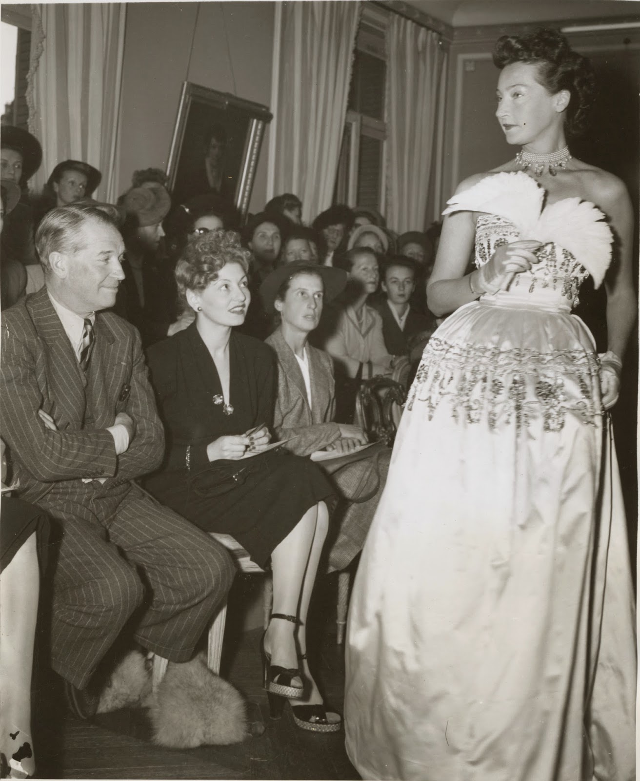 Nita Raya et Maurice Chevalier à un défilé de mode (Crédit : Collection personnelle de Grégoire Akcelrod) Nita Raya et Maurice Chevalier à un défilé de mode (Crédit : Collection personnelle de Grégoire Akcelrod)