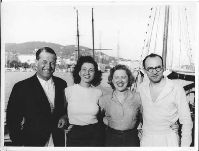 Nita Raya et Maurice Chevalier avec des amis. (Crédit : Collection personnelle de Grégoire Akcelrod) Nita Raya et Maurice Chevalier avec des amis. (Crédit : Collection personnelle de Grégoire Akcelrod)