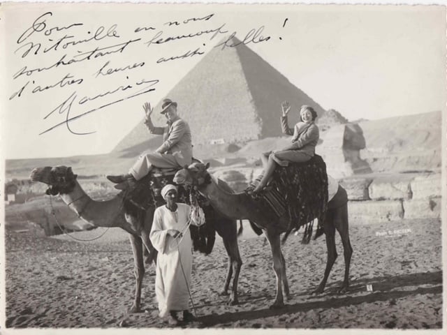 Nita Raya et Maurice Chevalier en vacances en Égypte. (Crédit : Collection personnelle de Grégoire Akcelrod) Nita Raya et Maurice Chevalier en vacances en Égypte. (Crédit : Collection personnelle de Grégoire Akcelrod)