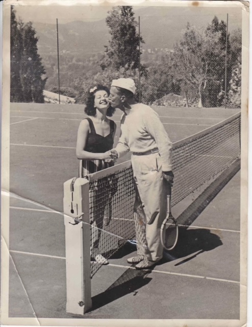 Nita Raya et Maurice Chevalier à la Bocca pendant la Seconde Guerre mondiale. (Crédit : Collection personnelle de Grégoire Akcelrod) Nita Raya et Maurice Chevalier à la Bocca pendant la Seconde Guerre mondiale. (Crédit : Collection personnelle de Grégoire Akcelrod)