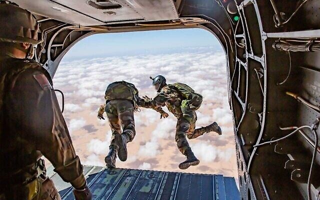 Illustration : Des soldats sautent d'un avion pendant l'exercice 2022 'African Lion' au Maroc, en juin 2022. (Crédit: Christopher Hal via le ministère de la Défense)
