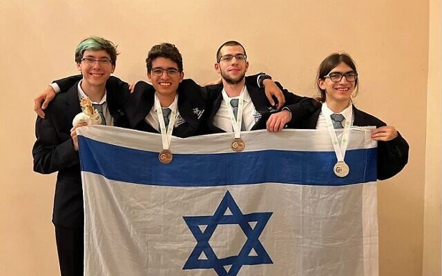 L’équipe nationale israélienne de biologie, aux Olympiades internationales de biologie 2022, en Arménie. (Crédit : Association française de l'Université de Tel Aviv) L’équipe nationale israélienne de biologie, aux Olympiades internationales de biologie 2022, en Arménie. (Crédit : Association française de l'Université de Tel Aviv)